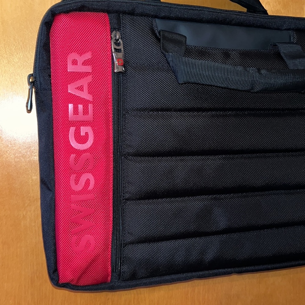 SWISSGEAR spacious messenger bag with adjustable strap - Picture 3 of 8